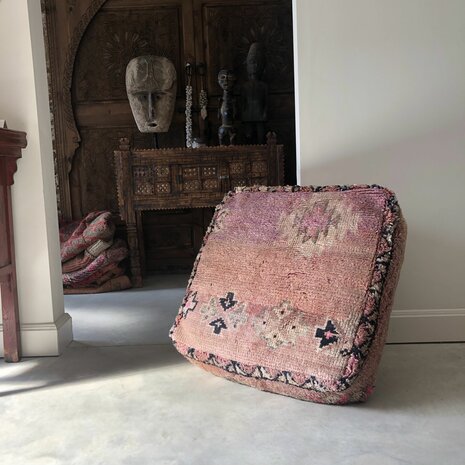 Vintage Boujaad poef 60x60x25cm, handgemaakt Marokkaanse Berber poef