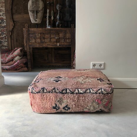 Vintage Boujaad poef 60x60x25cm, handgemaakt Marokkaanse Berber poef
