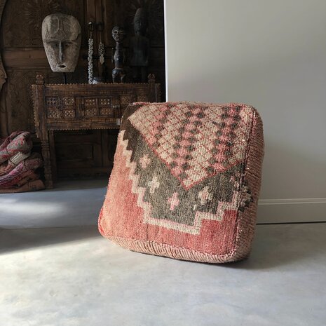Vintage Boujaad poef 60x60x25cm, handgemaakt Marokkaanse Berber poef