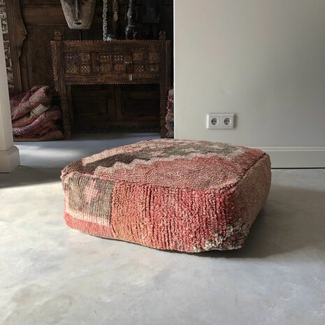 Vintage Boujaad poef 60x60x25cm, handgemaakt Marokkaanse Berber poef