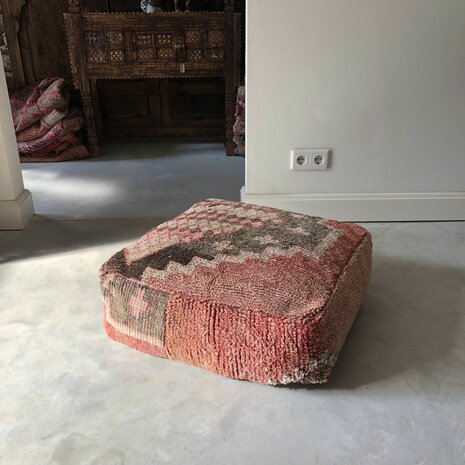 Vintage Boujaad poef 60x60x25cm, handgemaakt Marokkaanse Berber poef