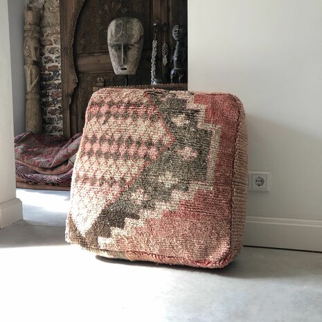 Vintage Boujaad poef 60x60x25cm, handgemaakt Marokkaanse Berber poef