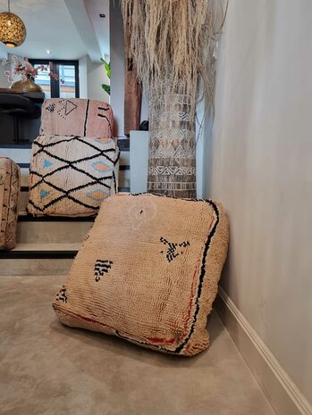 Vintage Boujaad poef 60x60x25cm, handgemaakt Marokkaanse Berber poef