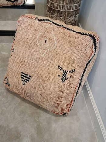 Vintage Boujaad poef 60x60x25cm, handgemaakt Marokkaanse Berber poef