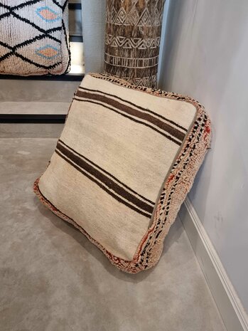 Vintage Boujaad poef 60x60x25cm, handgemaakt Marokkaanse Berber poef