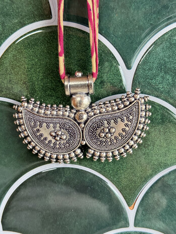 Zijden Koord met Statement Hanger – Zilverkleurig | Draagbaar als Ketting én als RiemV