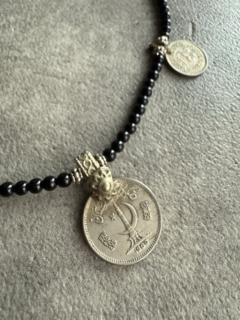 Ketting met vintage coins en zwarte glass beads