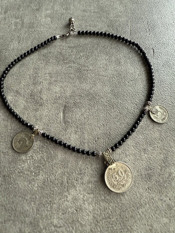 Ketting met vintage coins en zwarte glass beads