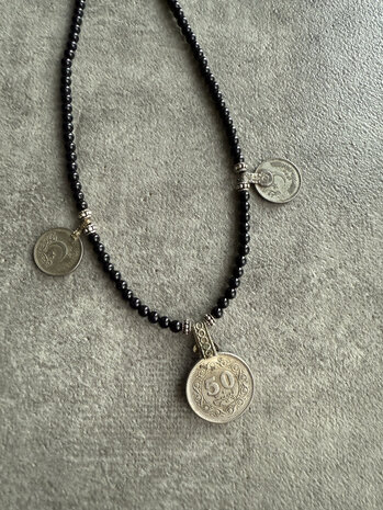 Ketting met vintage coins en zwarte glass beads