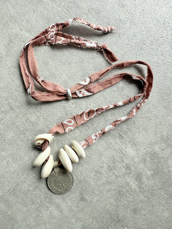 Bandana ketting met schelpen & oude munten