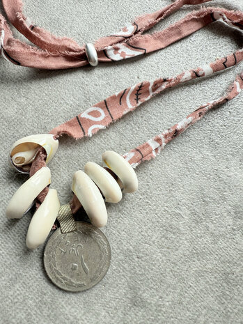 Bandana ketting met schelpen & oude munten