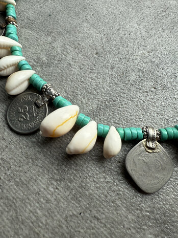 Ketting met turquoise kralen, vintage coins en cowrie shells
