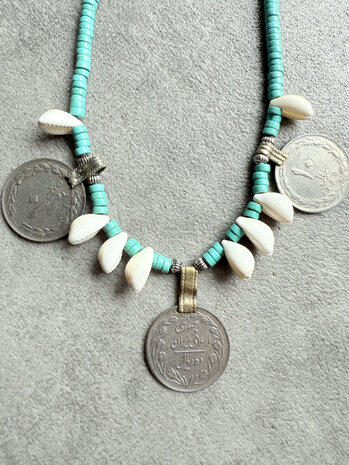 Ketting met turquoise kralen, vintage coins en cowrie shells