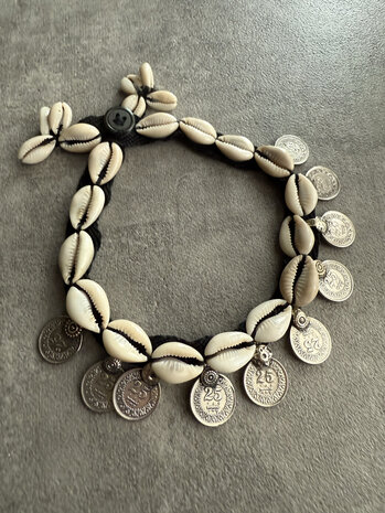Vintage choker met cowrie shells en vintage munten