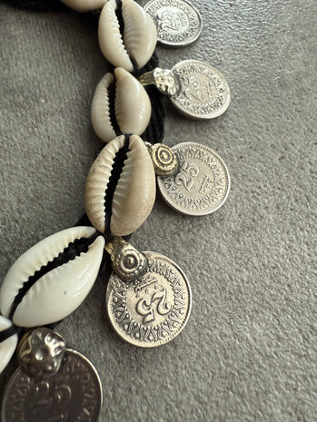 Vintage choker met cowrie shells en vintage munten