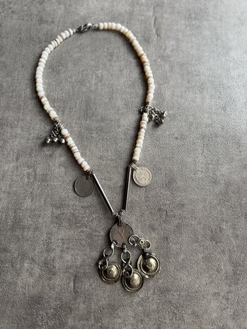 Ketting met witte glaskralen, vintage munten en oude hanger