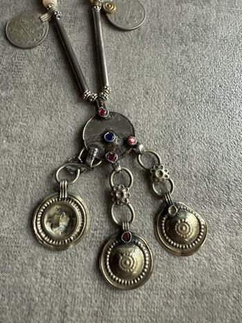 Ketting met witte glaskralen, vintage munten en oude hanger