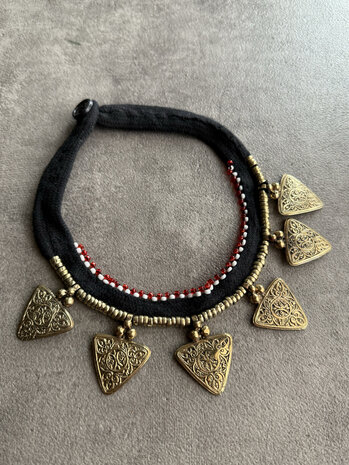Vintage choker uit India met gouden details