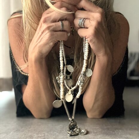 Ketting met witte glaskralen, vintage munten en oude hanger