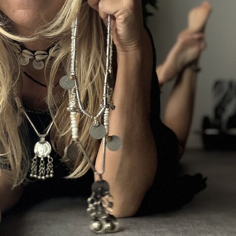 Ketting met vintage coins en zwarte glass beads