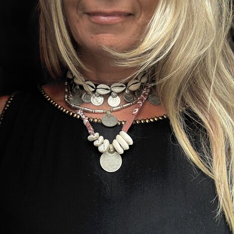 Bandana ketting met schelpen & oude munten