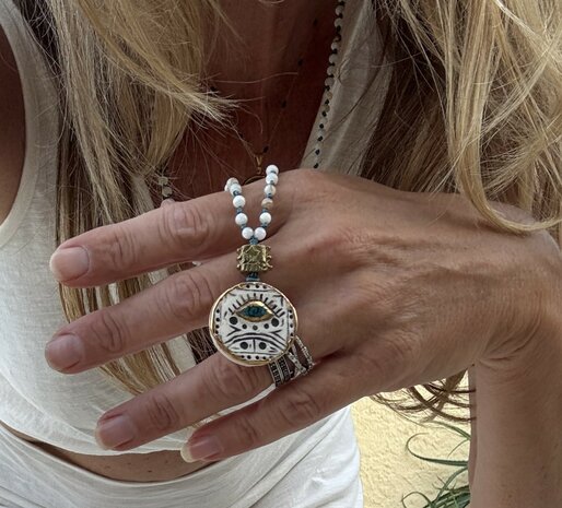 Handgemaakte prayer ketting uit Ankara – met keramisch amulet en bronzen details