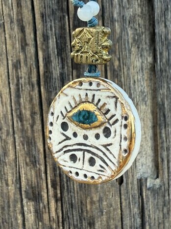 Handgemaakte prayer ketting uit Ankara – met keramisch amulet en bronzen details