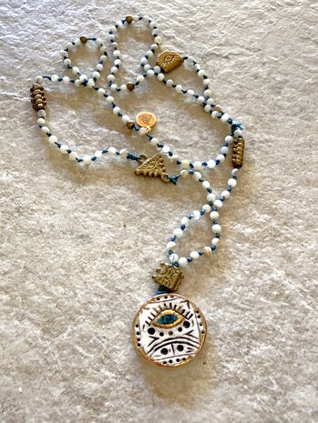 Handgemaakte prayer ketting uit Ankara – met keramisch amulet en bronzen details