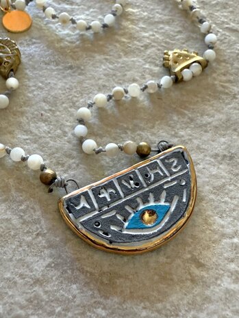Handgemaakte prayer ketting uit Ankara – met keramisch amulet en bronzen details