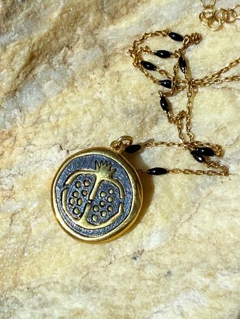 Fijne sterling zilveren ketting met gold doublure, zwarte onyx en granaatappel medaillon - handgemaakt in Istanboel